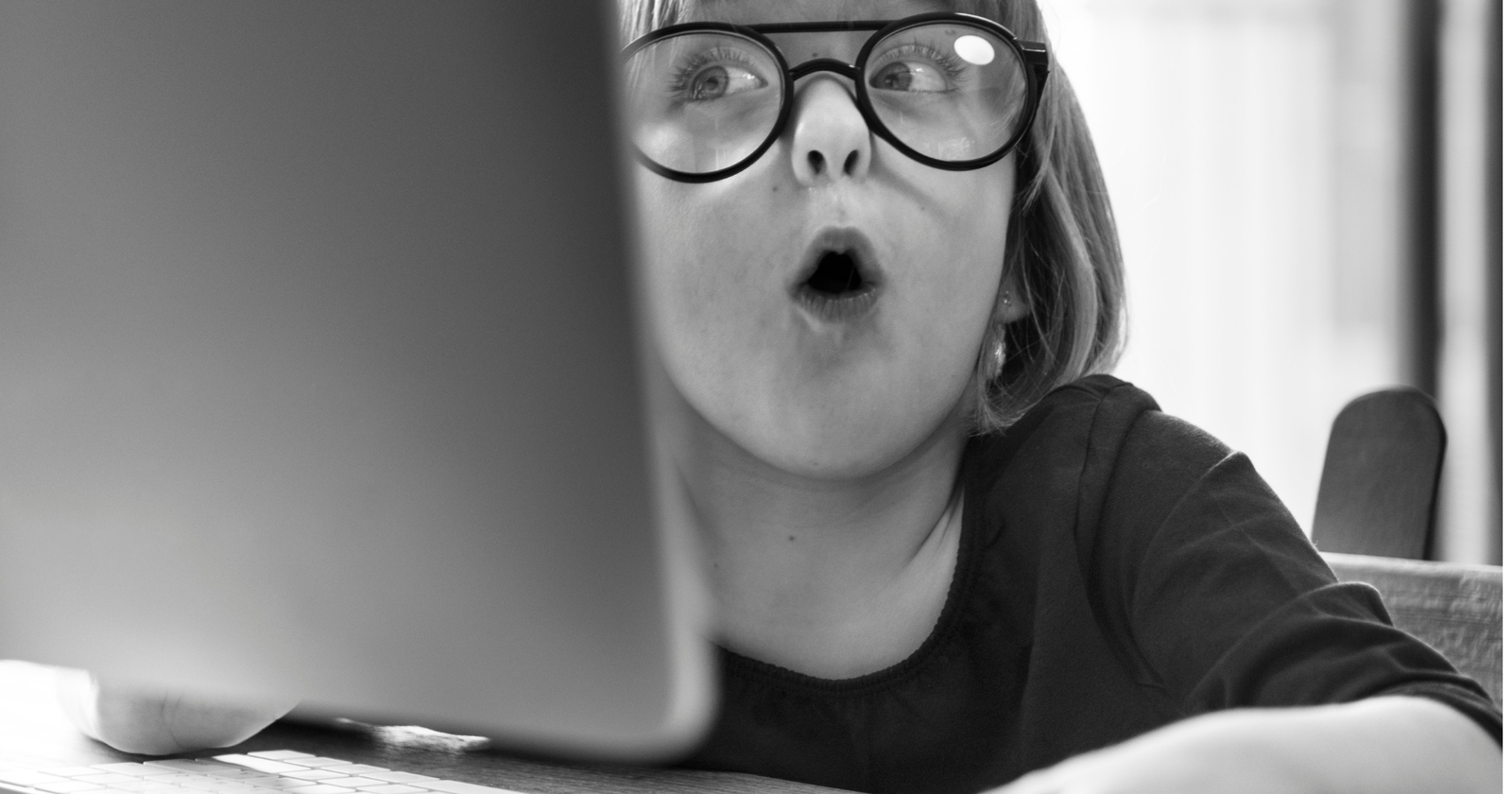 Reazione bimba davanti a un computer
